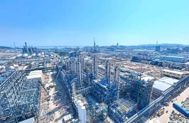 二个好消息，沙特要投资1万亿美元在沙漠上建设一座城市，邀请基建狂魔中国帮忙建设，