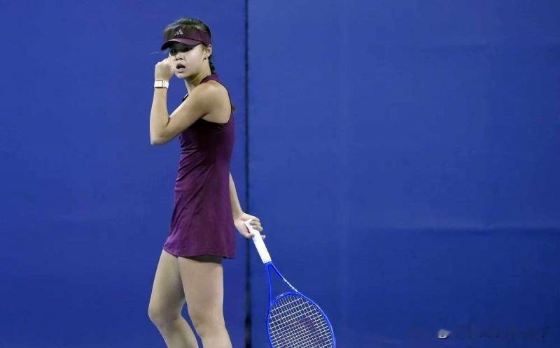 你敢信？世界排名582位的16岁深圳“小孩姐”，拿着外卡第一次打WTA1000正赛，就连克两位成年名