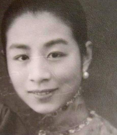 1947年的某个清晨，李国秦察觉17岁的女儿腹部隆起，频频作呕，正要询问缘由，却