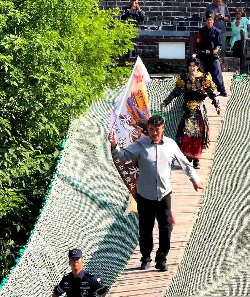 火成这样，一场演出到手才5万，十年没涨价。大衣哥朱之文又火了，商演邀约翻倍，