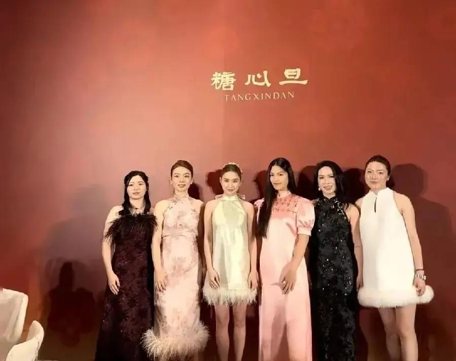 13岁坐C位，何超莲让位王诗龄和何超莲同框那张图，第一眼以为是修图。13岁