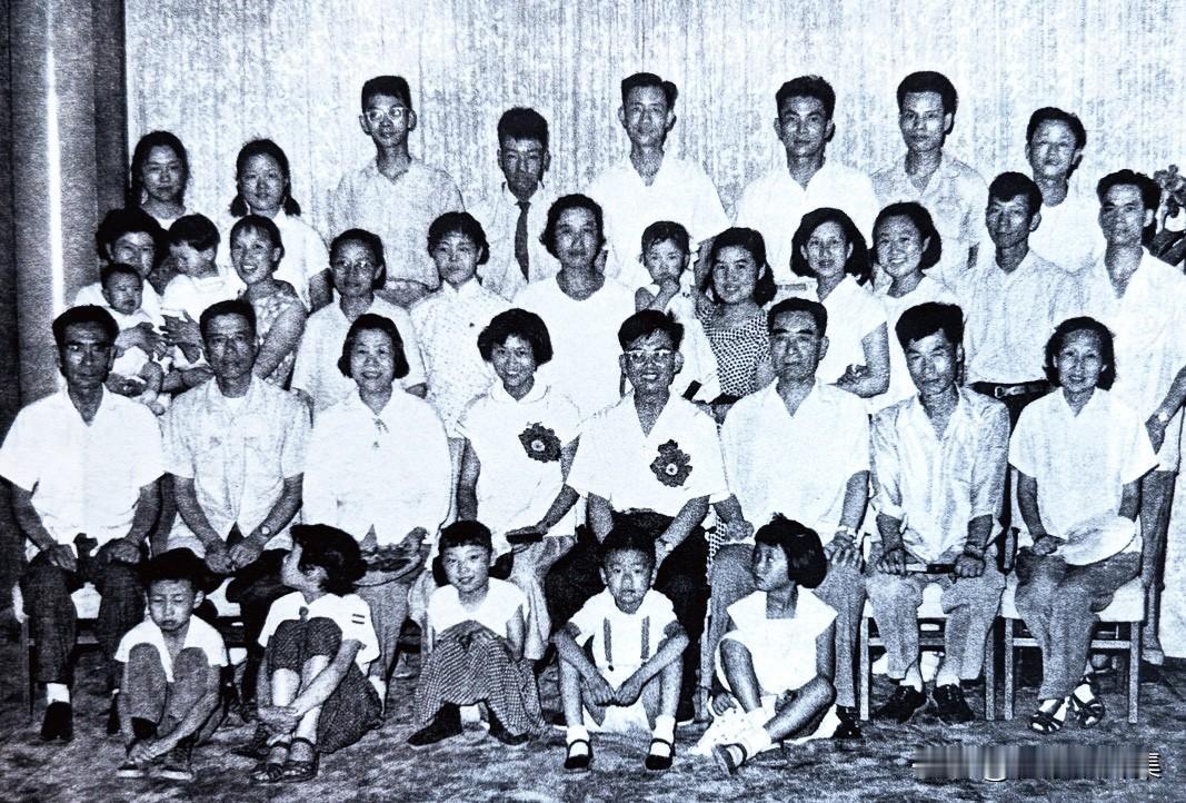 1961年，周恩来夫妇为晚辈周尔辉与孙桂云主持婚礼后合影，第三排左三为邓在军怀抱