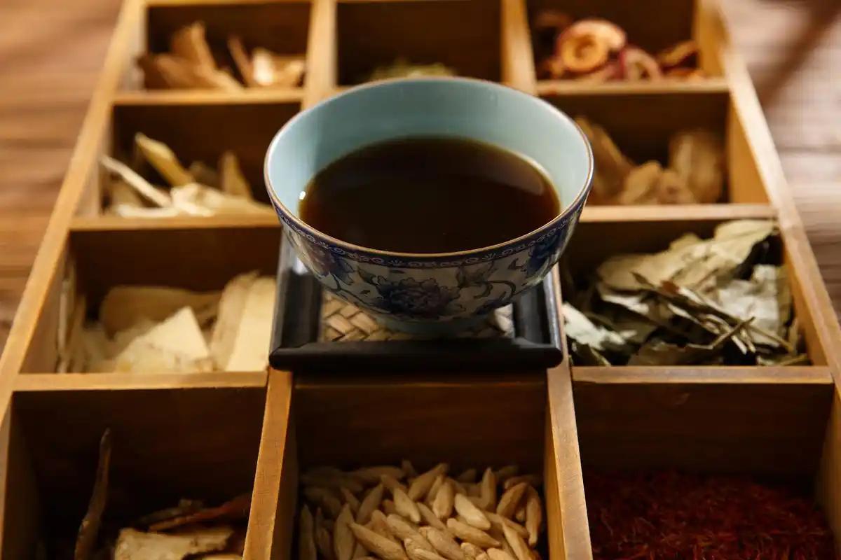 不是所有弱精不育都是肾虚，体内痰湿瘀堵也会弱精不育一般我们都认为弱精不育，都