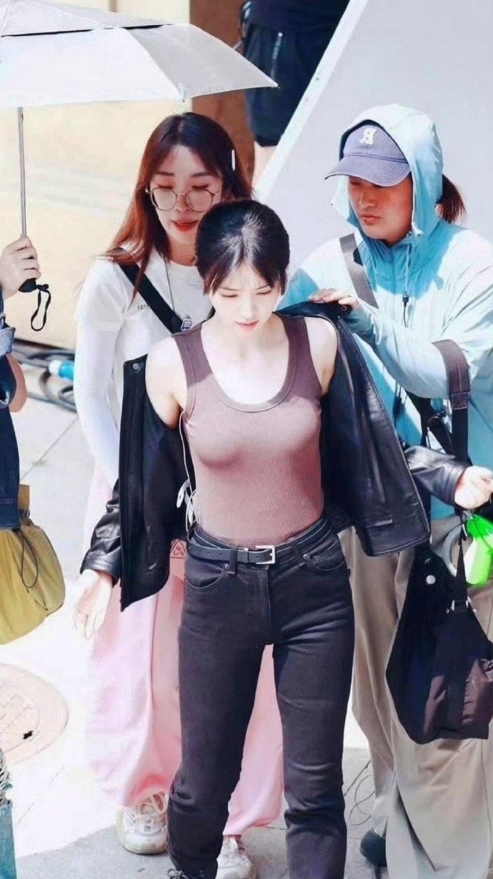 原来好看的穿搭，真的和衣服复杂程度没关系。一件背心+牛仔裤，就够惊艳了，不信