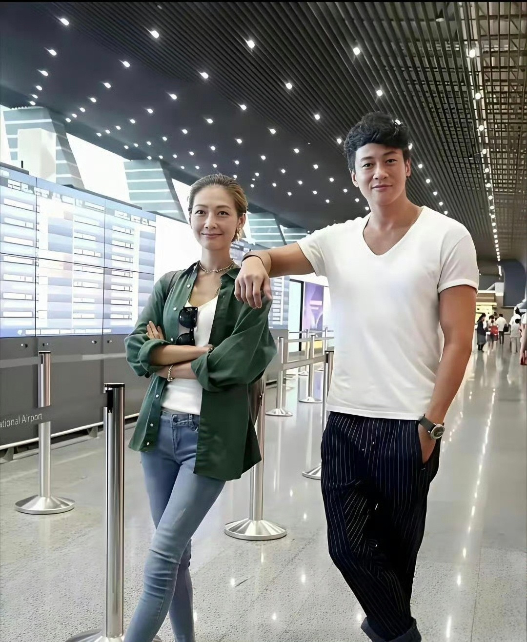 何润东这眼光，找的老婆老漂亮了！​​​