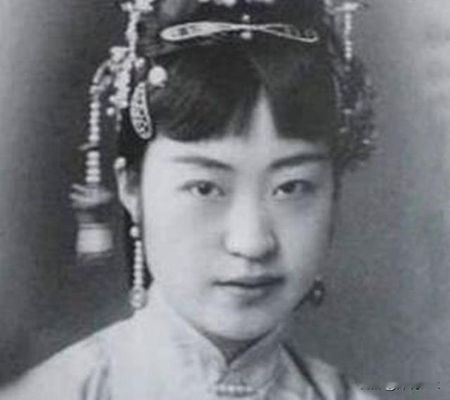 1926年，22岁的唐怡莹在丈夫离家的时候，与25岁的张学良发生了关系。几天后，