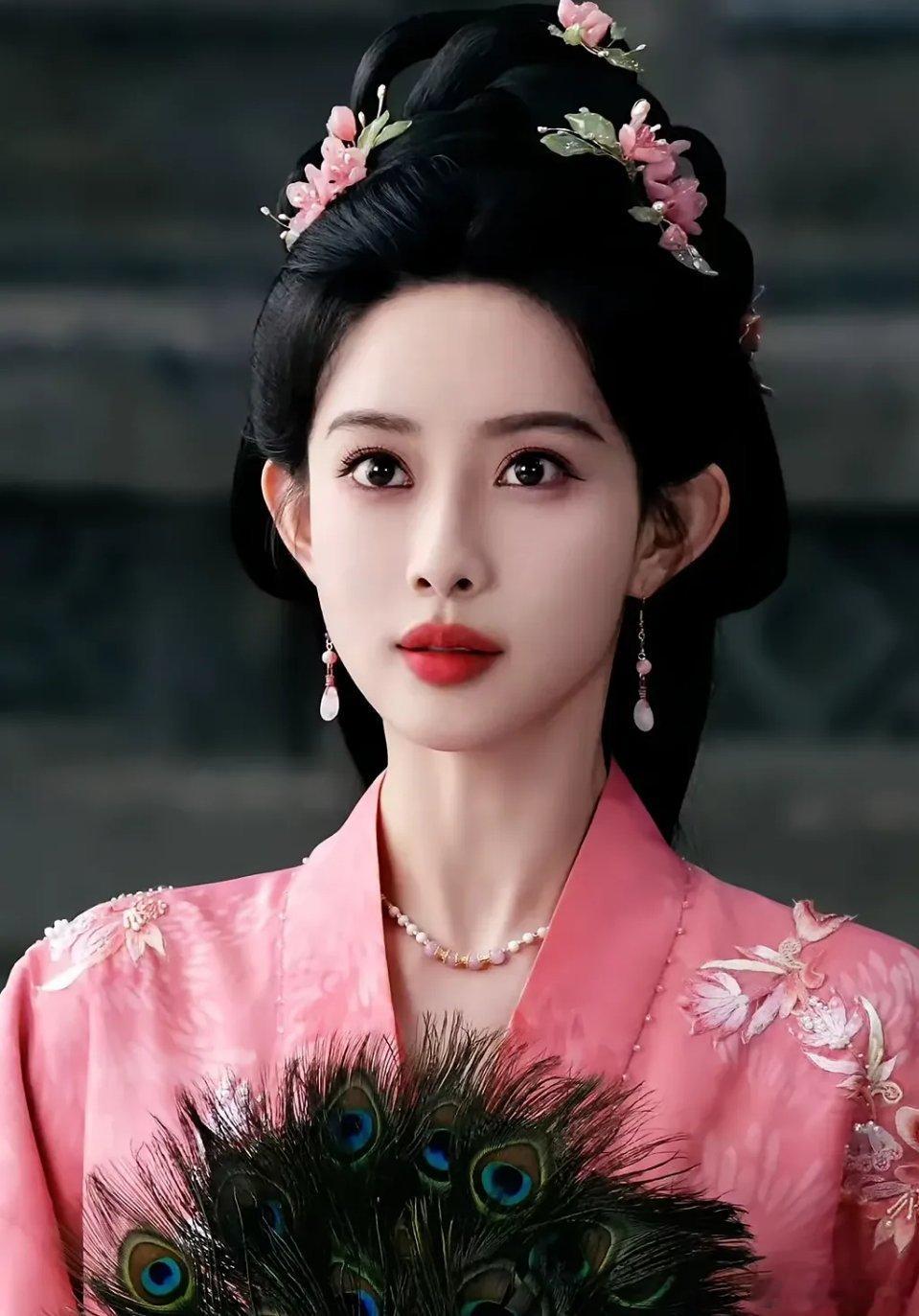 孟子义一袭华服静立，宛如从画卷中走出的仕女，将东方美人的婉约气质诠释得淋漓尽致。