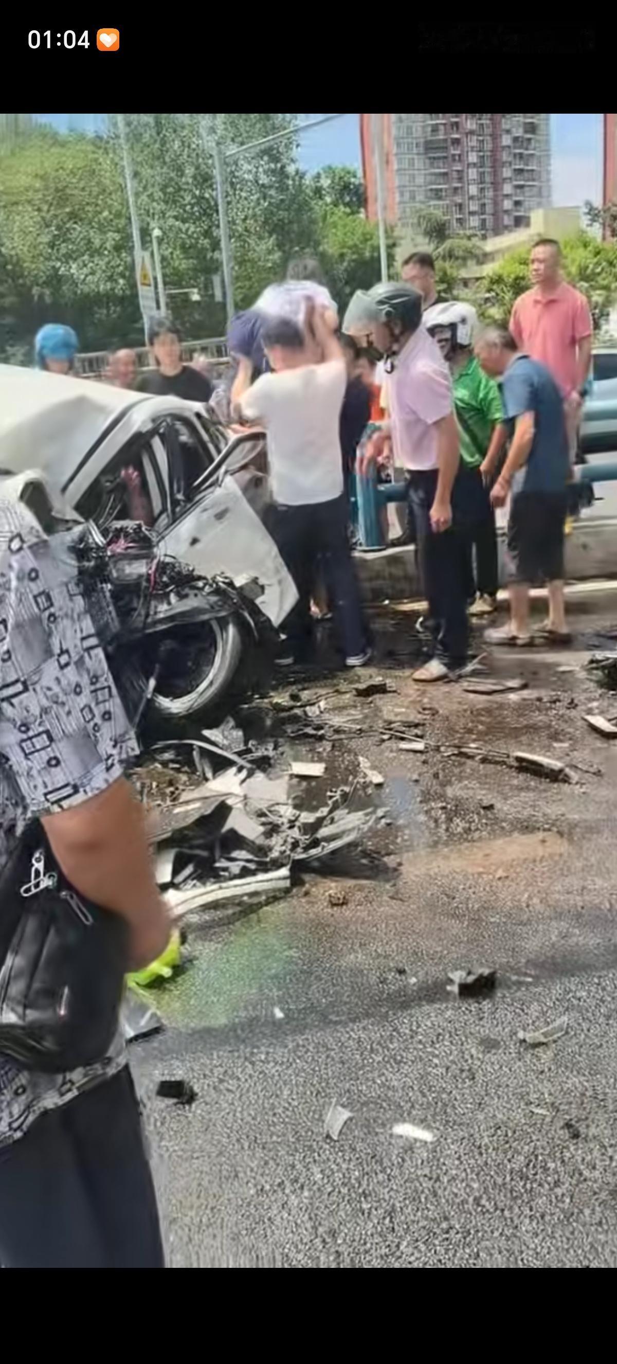 这个车的质量还是不错的，都撞散架零碎了，车主后面座位的女儿完好被围观人群顺着车窗