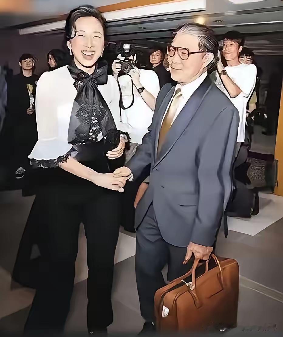 离婚后的朱玲玲与霍震霆，在一次晚宴上相遇，当着众人的面朱玲玲主动上前去握着霍震霆