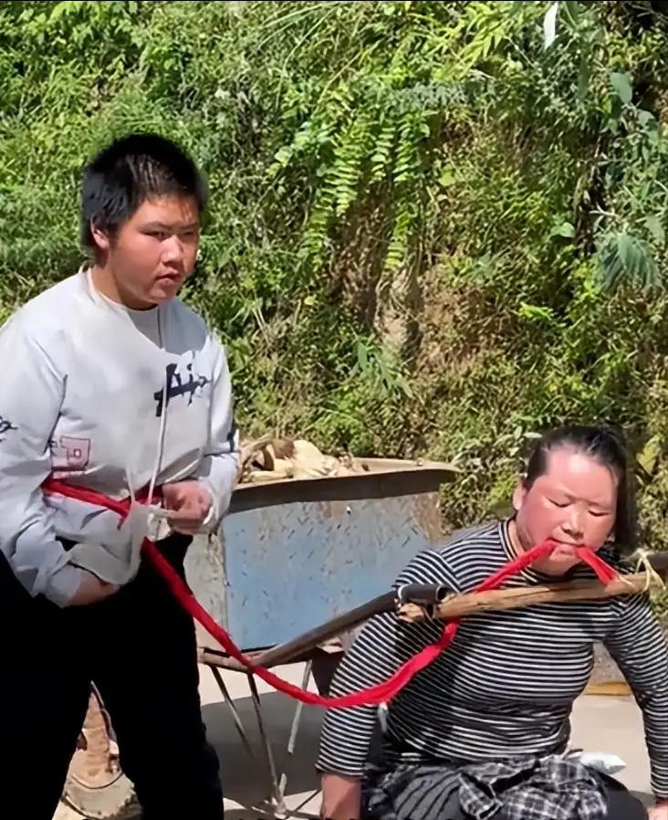 “这苦难太让人心疼！”10月15日，贵州毕节，无腿母亲谢菊花用脖子拉满车玉米，嘴