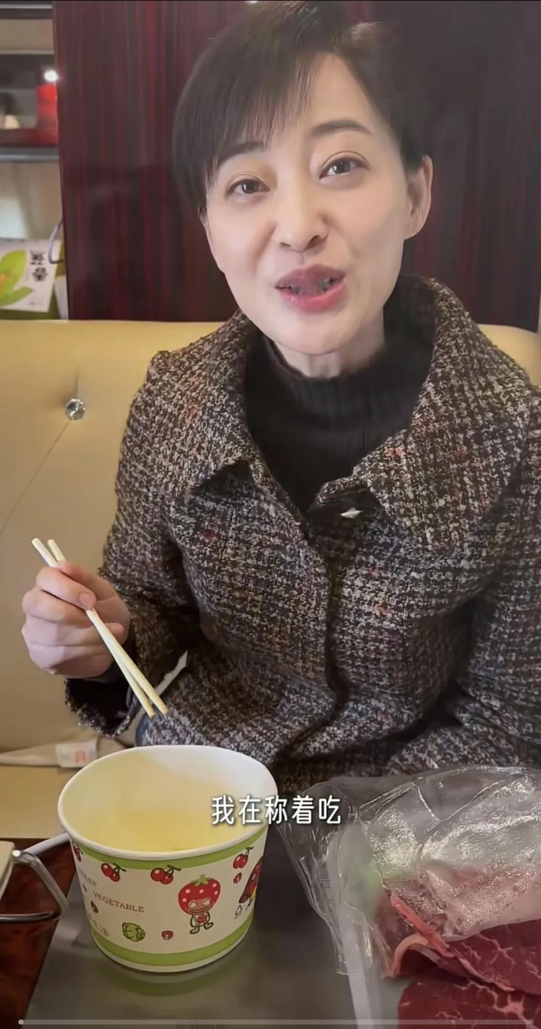 六姊妹片场，梅婷在用克秤控制饮食，吴倩却在疯狂吃道具。女星对自己的身材管理真的是