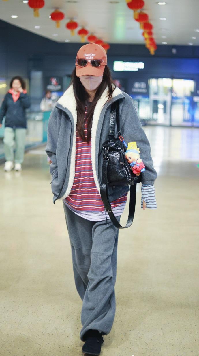 最近江疏影现身机场，她这回搭配的很有特色，看上去潇洒又随性，气质格外的出众。