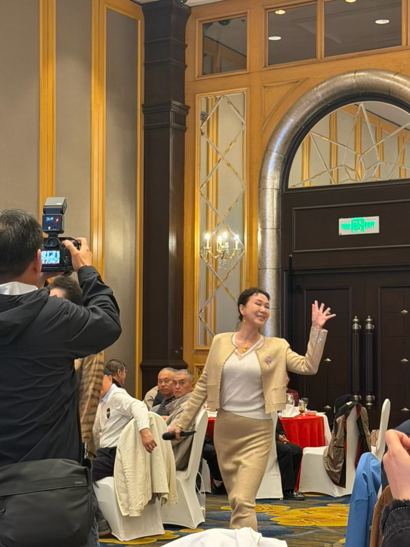 此时此刻在自己的答谢宴有点紧张70位大姨都是我婆婆的同学全是打篮球的身高