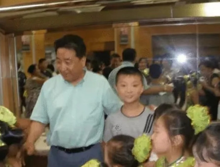 当年，姜昆想从福利院领养一个6岁男孩，妻子李静民死活不同意，和姜昆大吵一架：“我