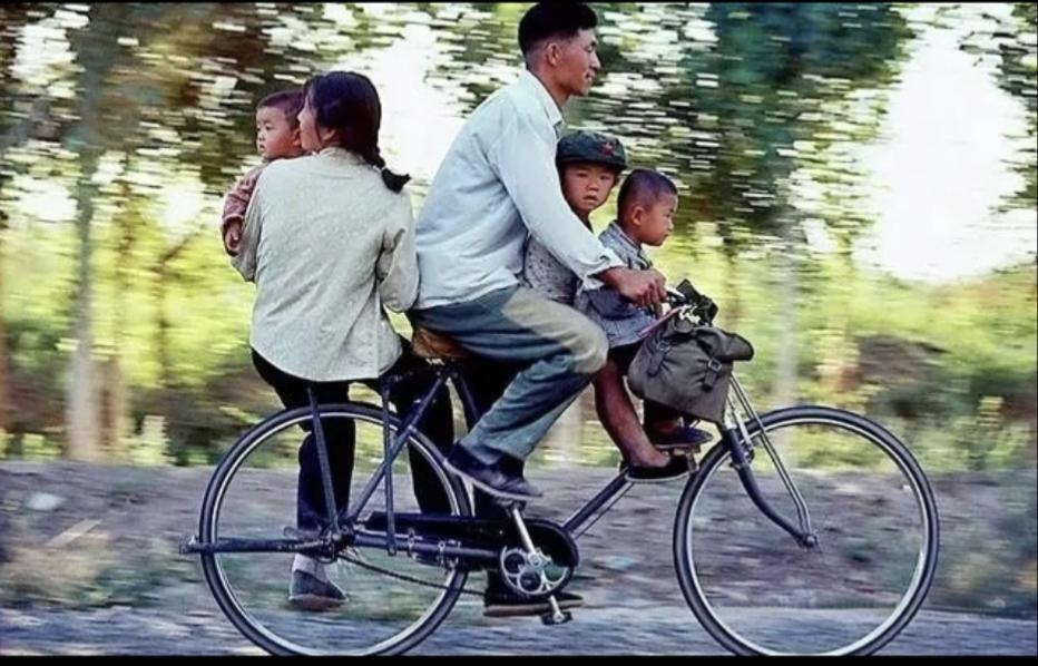 珍藏记忆老照片分享小时候过年，父亲骑着加重自行车带着我们一家人走亲戚。赶到了亲戚