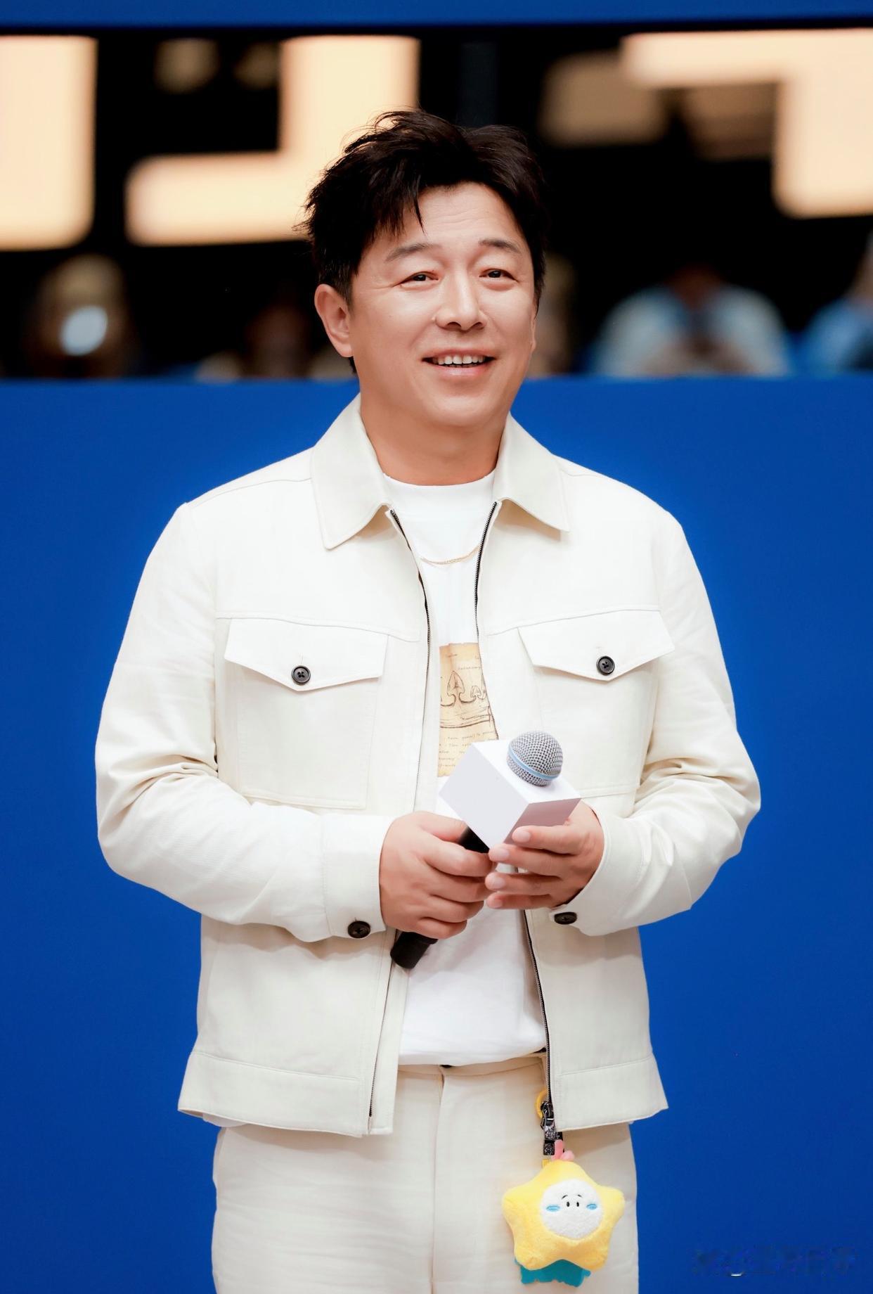 1.黄渤如今状态近乎半退圈，平日里很热衷户外运动，重心放在调养身体上。2.刘