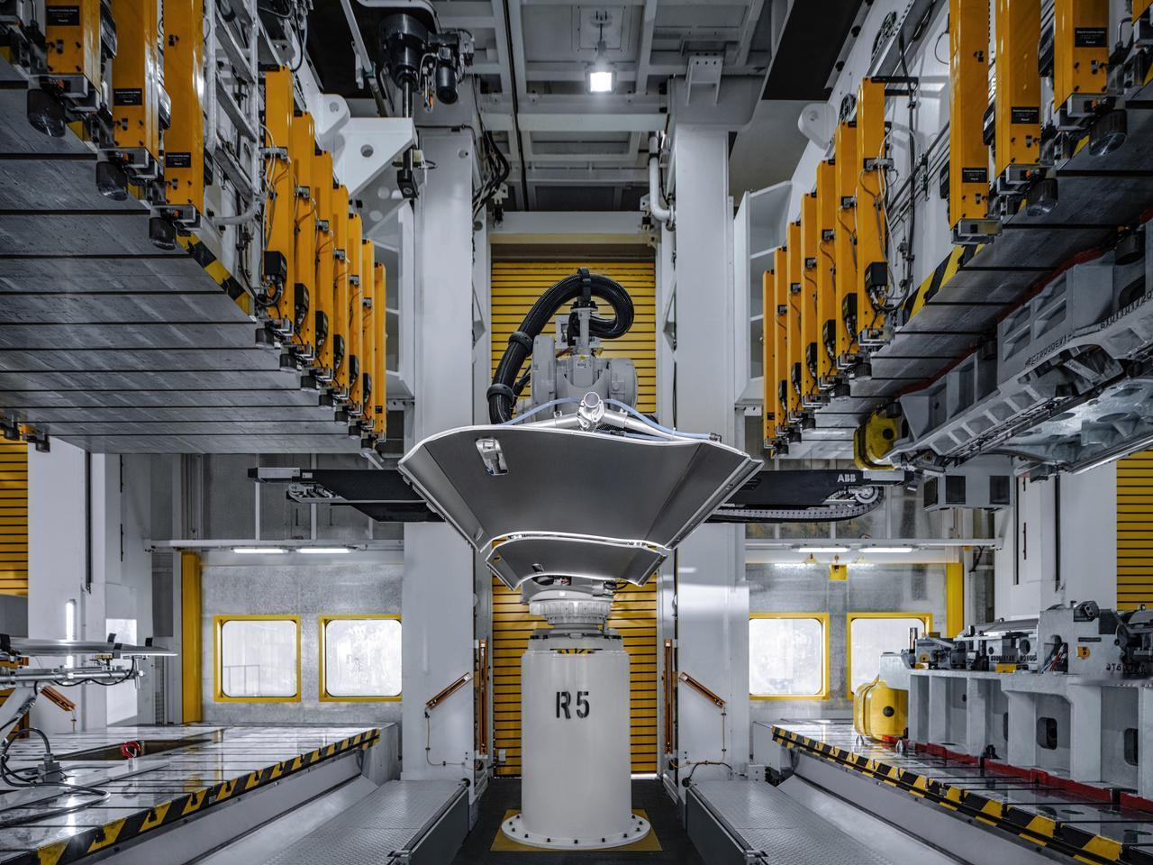 一万台尊界S800在尊界超级工厂正式下线了，余承东现场发表了致辞。好些劳斯莱