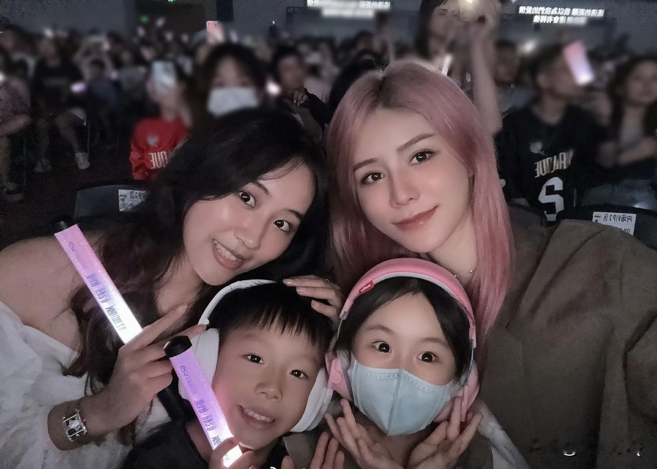 张馨月带着女儿Luna去看潘玮柏演唱会，虽然Luna戴着口罩和隔音耳罩，但还是能
