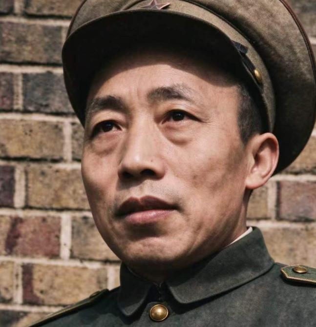 1955年大授衔，二野排刘伯承、邓政委之后，第三号人物张际春，名字被毛主席亲手划