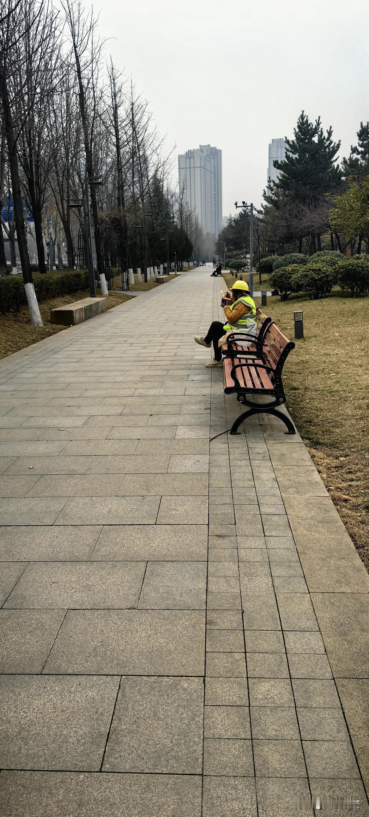 在西安找活儿太难了！通过最近西安底层打工群体的现象观察，透视出大环境的寒气逼