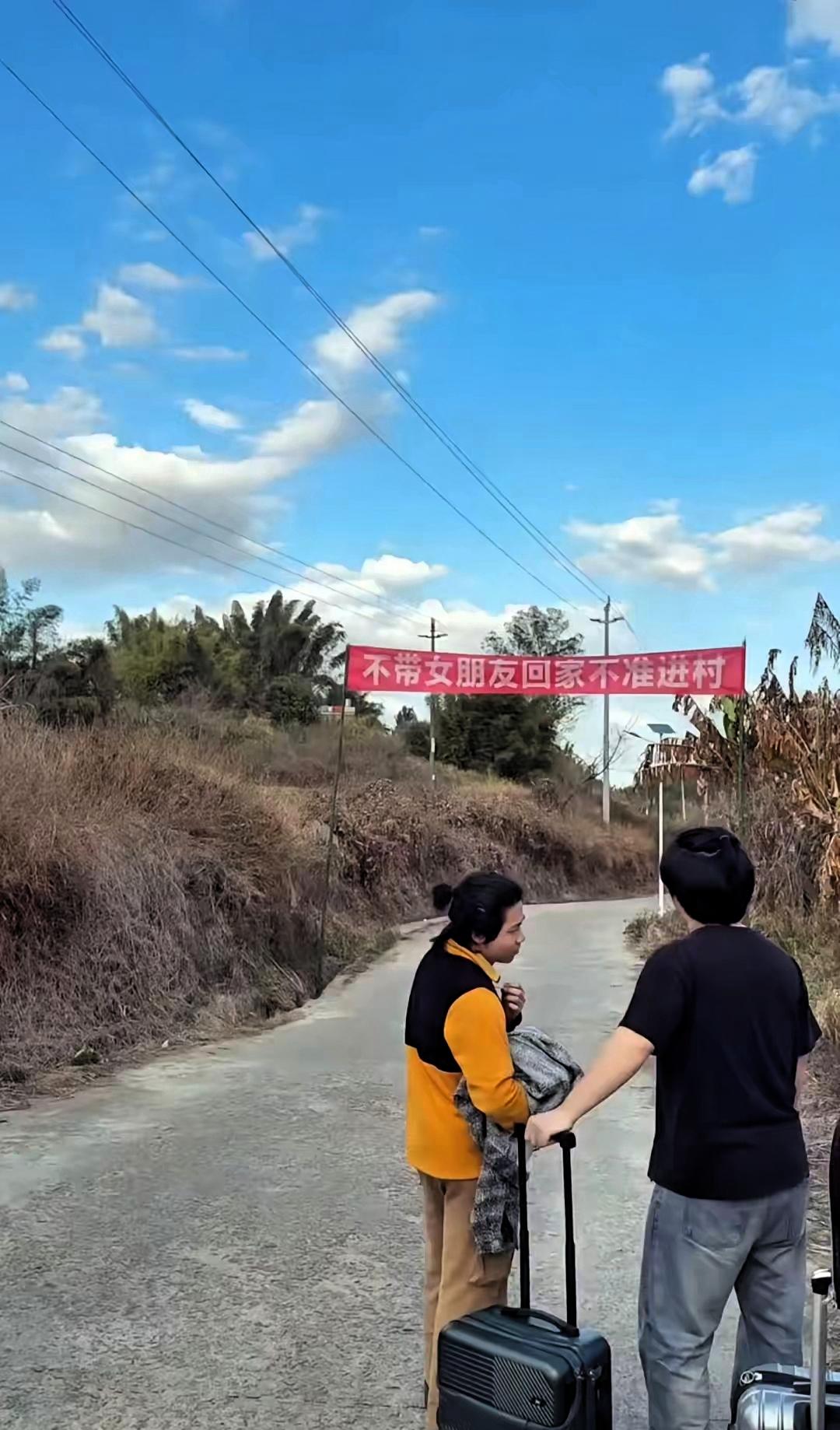 “哈哈哈，笑不活了”近日广东发生了一件让人捧腹大笑的事。两名在外打工的小伙