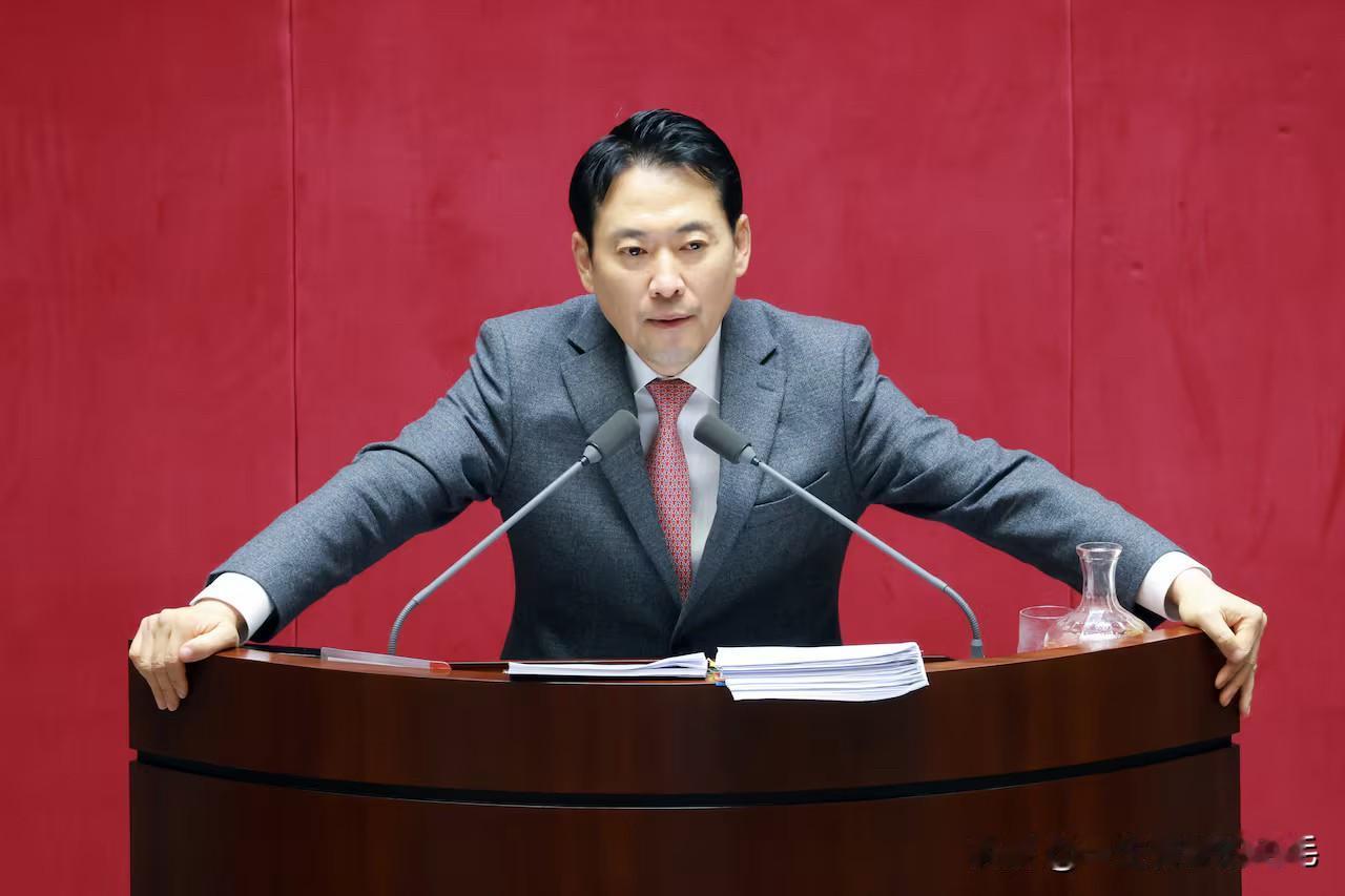 韩国国民力量党党首张东赫始终未能与前总统尹锡悦彻底切割，特别是近期对反尹亲韩东勋