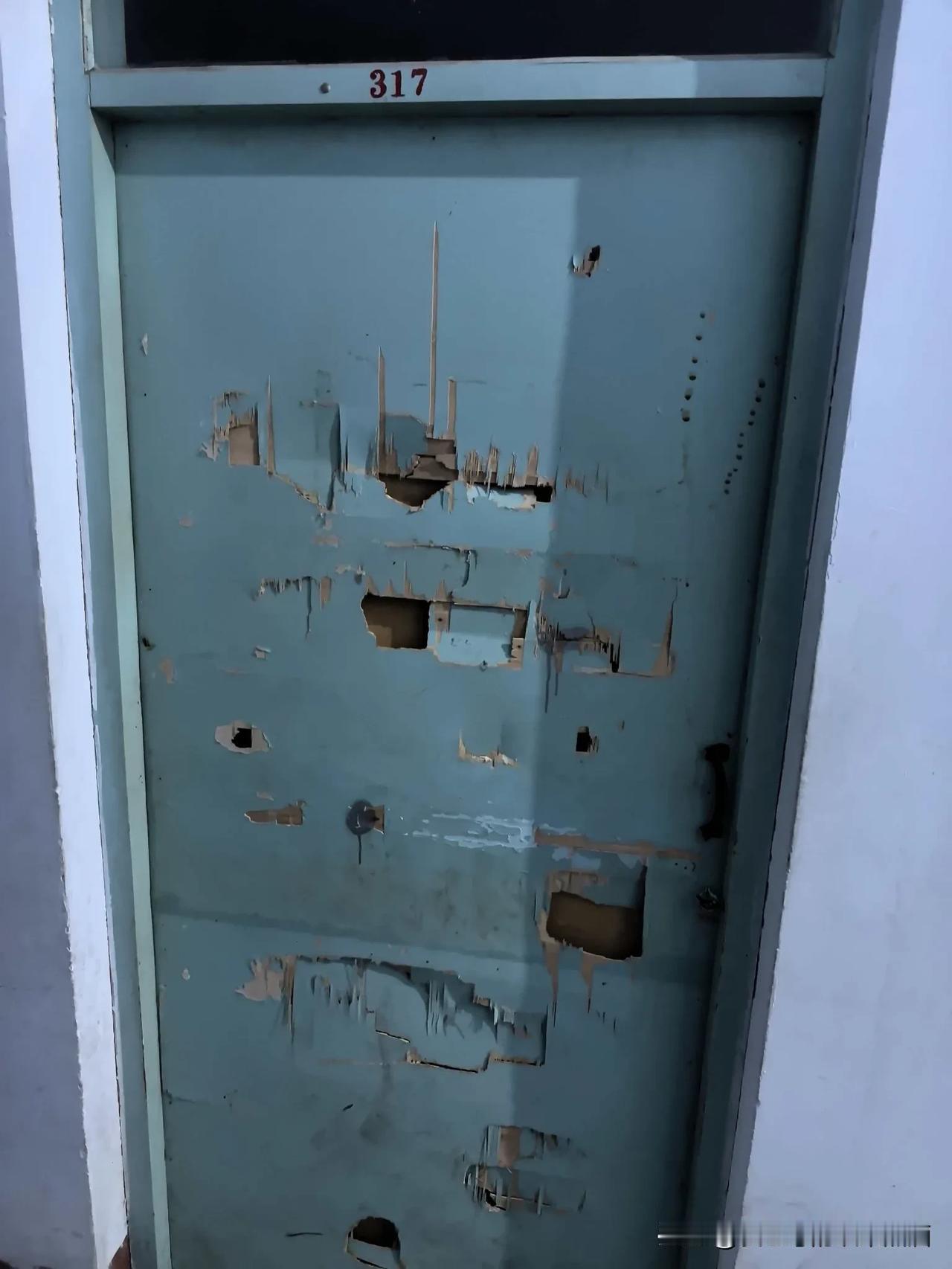 送孩子去学校,宿舍门烂成这样???