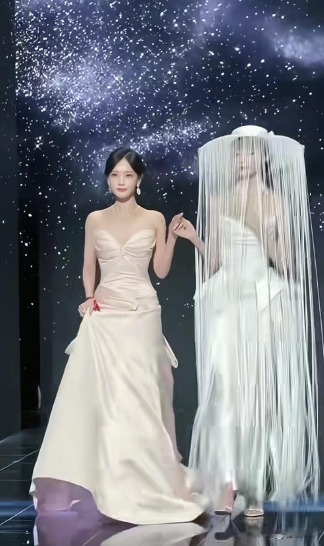 张艺凡的造型团队真是请了高人，这造型真的是绝了[呲牙笑][呲牙笑][呲牙笑]太绝了，