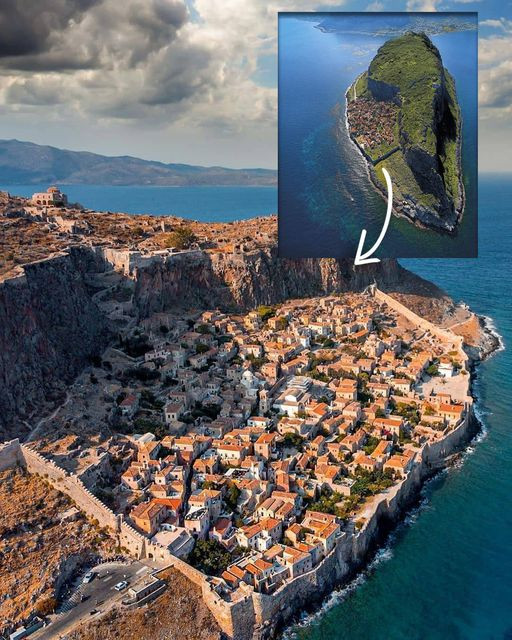 希腊莫奈姆瓦夏的隐秘小镇。莫奈姆瓦夏依海中耸立的巨岩而建，是欧洲最古老的持续有人