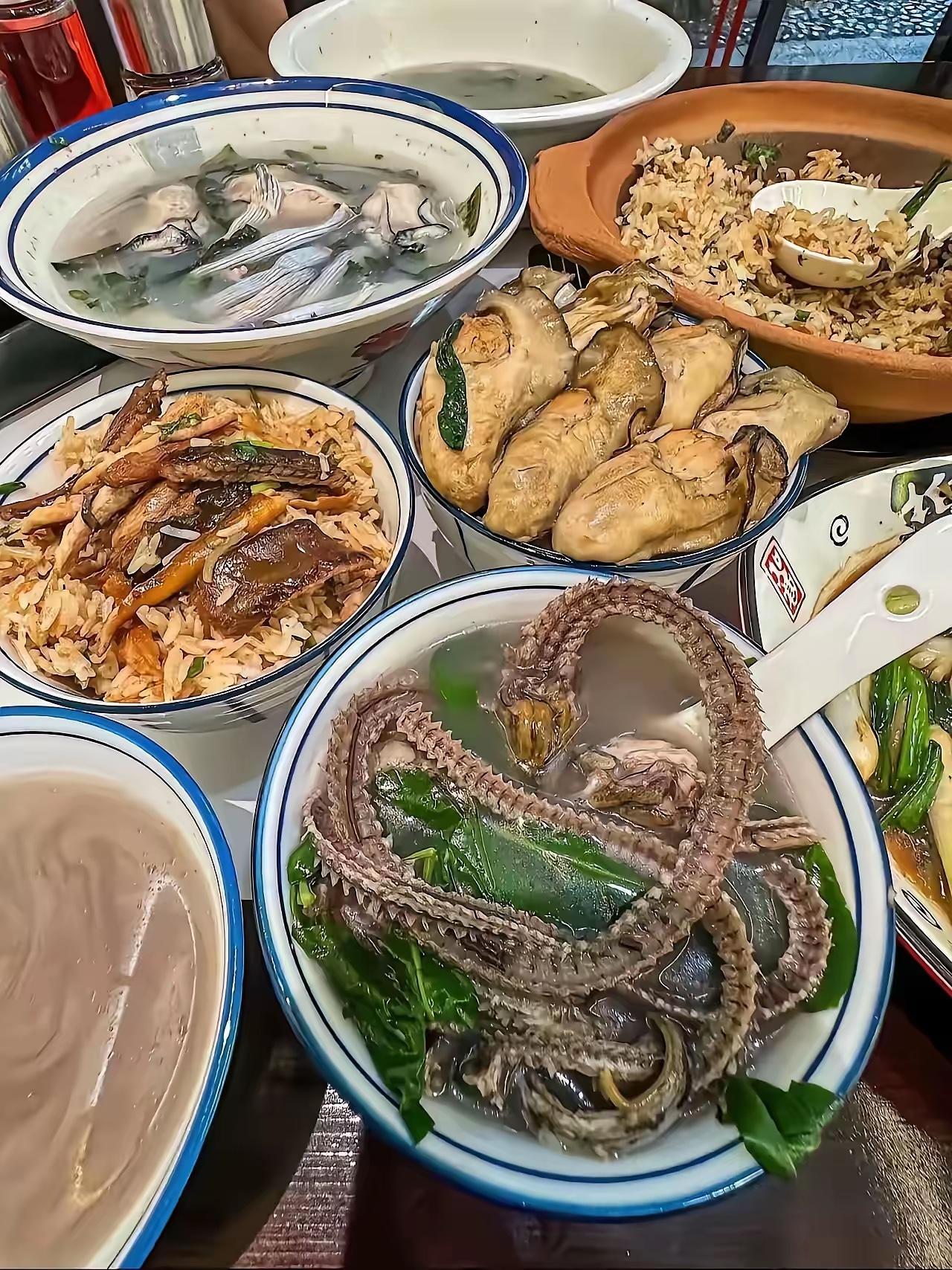 中午朋友请客，这桌菜应该不会超过400元吧？.