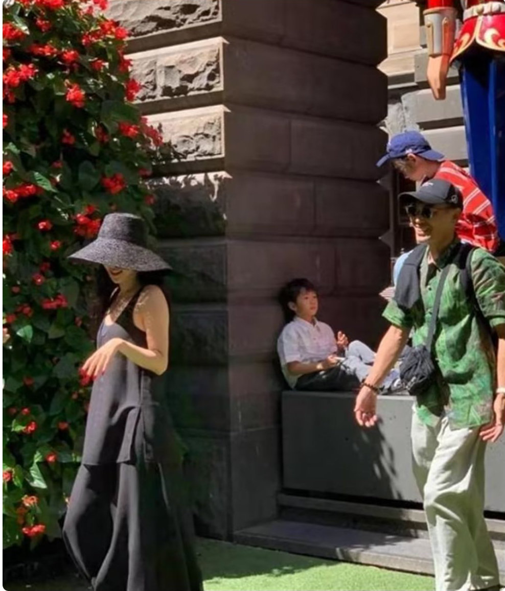 张嘉倪携子亮相，穿吊带漂亮到骨子里，俩儿子侧颜和买超似复制粘贴