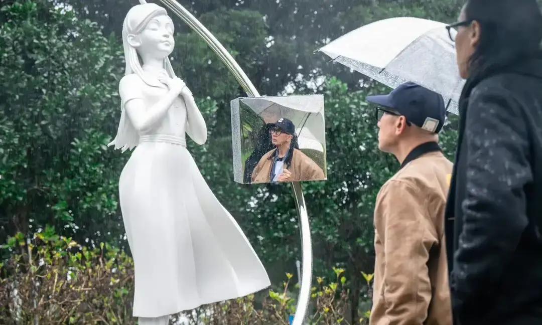 大S去世一周年，具俊晔穿着27年前她送的白西装去金宝山墓园，跪了40分钟，袖子内