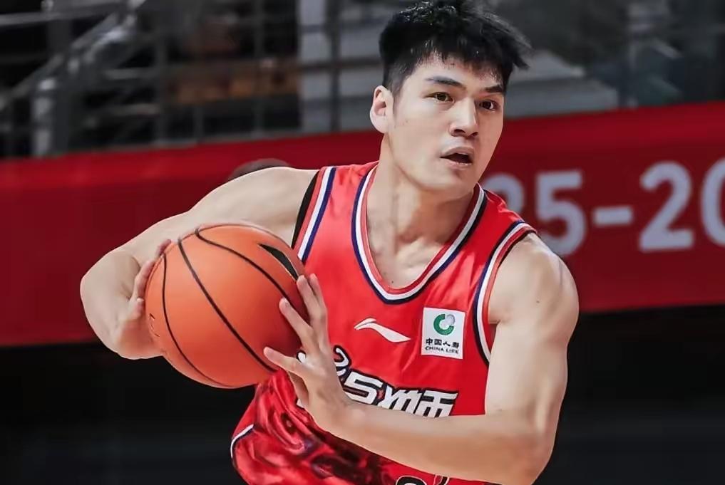 本赛季，徐昕与陈国豪同样效力广州，但根本不是一个档次！徐昕22岁，身高2.