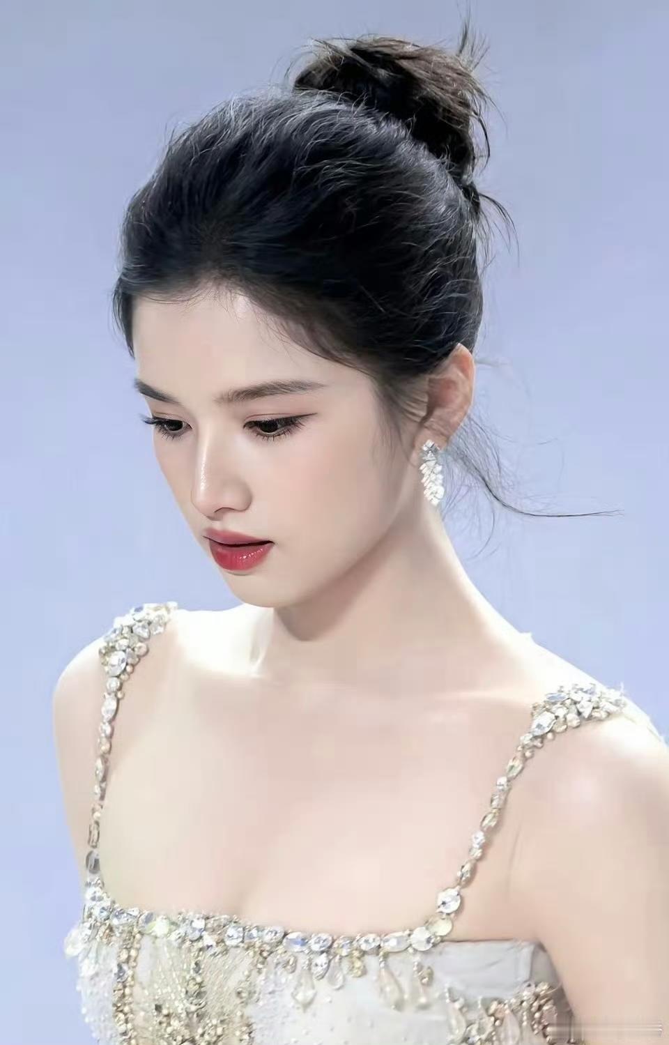 张婧仪这侧脸好完美，头包脸就是绝，气质女王张婧仪胶片感张婧仪穿搭思路