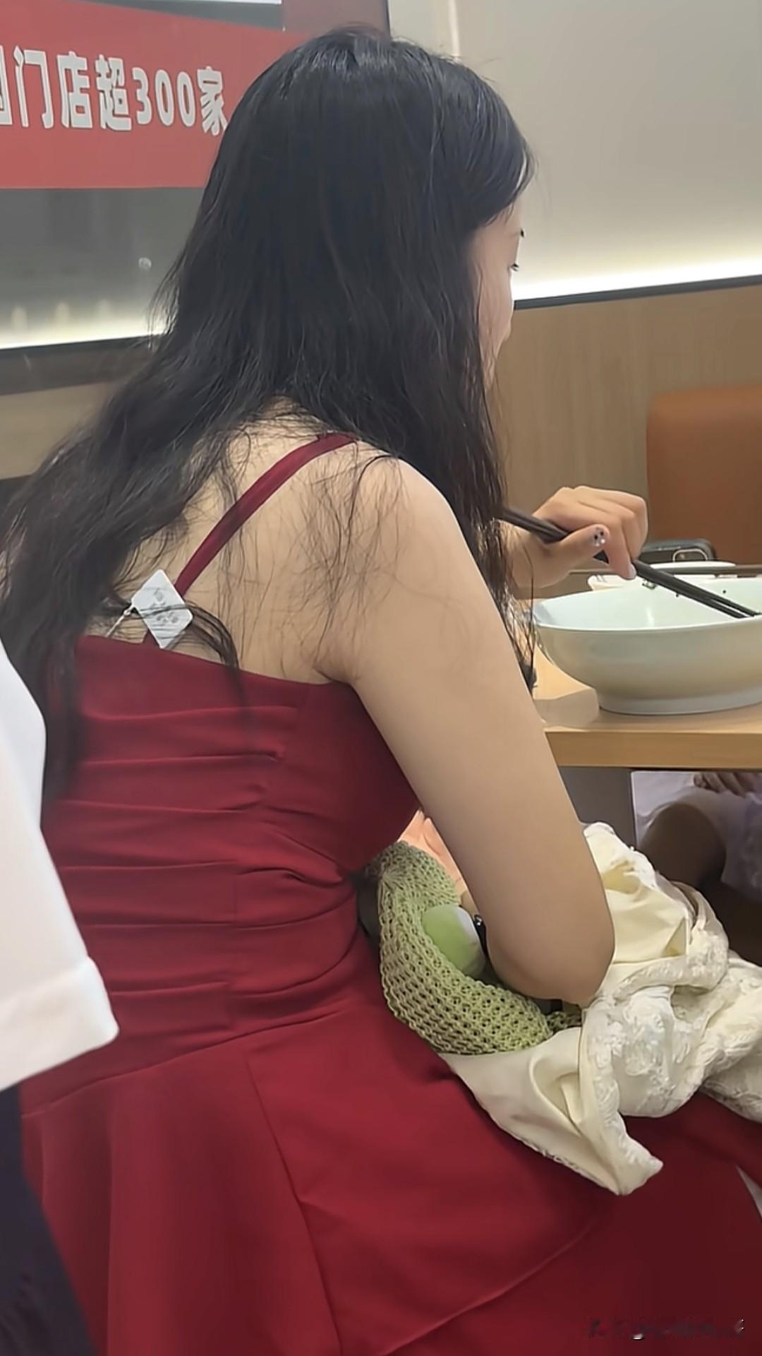 美女，你的素质掉出来了……