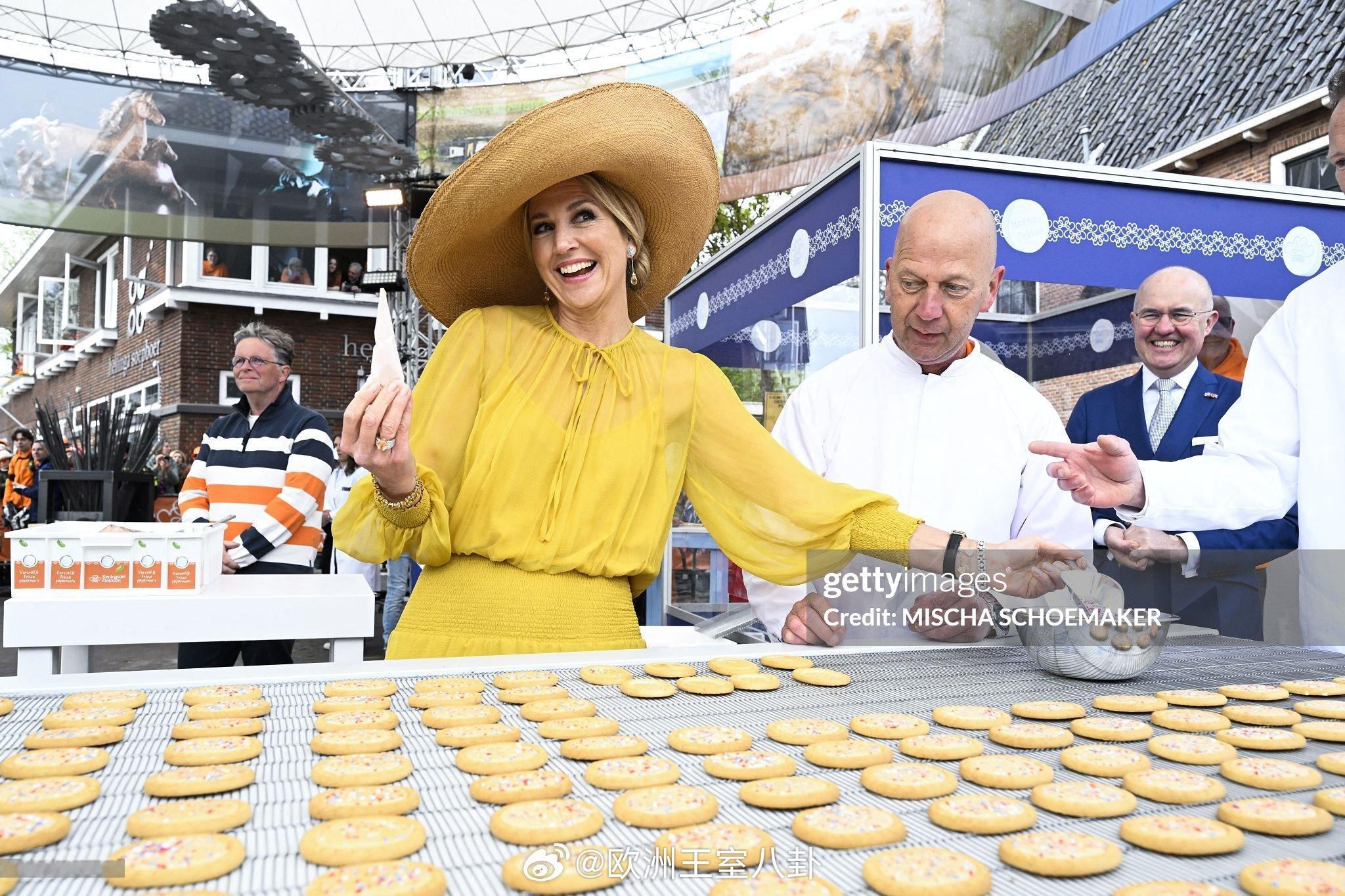 4.27荷兰王室成员庆祝一年一度的国王节，三妞踩平底鞋了。她跟记者说新学年会