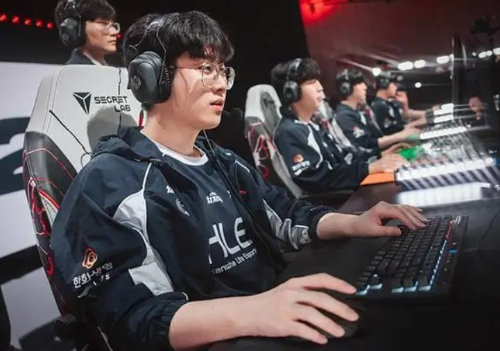 Zeus: 乌鸦是作为最后的终极杀手锏准备的英雄, 本来不太想掏出来