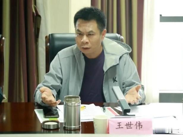 贵州省贵阳市的王世伟上了热搜！他长期在贵阳的城市建设领域工作，曾在贵阳经济技术开
