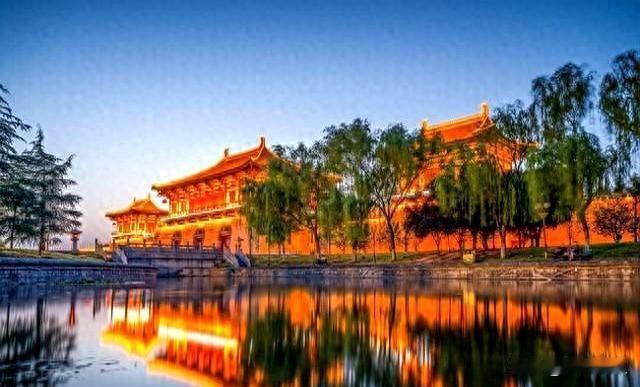 河南大洗牌！洛阳突然火了，郑州开封集体惊呆了～[无奈吐舌]走在洛阳洛邑古城的青石