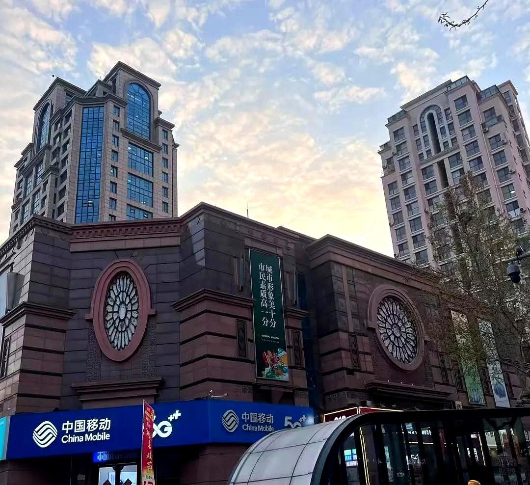 今天给一个朋友打电话。他说最近刚换了辆新车，贷款压得喘不过气，孩子暑假补习班又