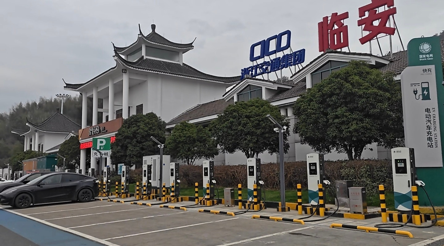 开着小鹏回家过年新老P7同框，帅不帅哈哈，小鹏最帅的车就是P7。第一代P7我就觉