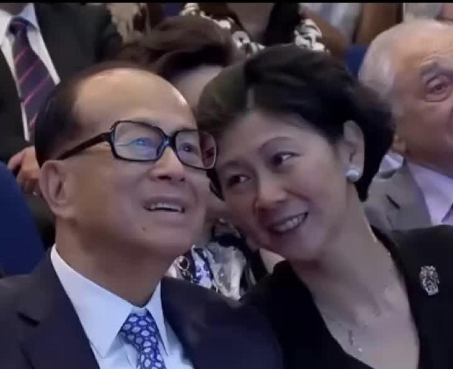 李嘉诚和小他33岁的伴侣周凯旋，周凯旋身边的李嘉诚像个开心的老小孩。周凯旋是个