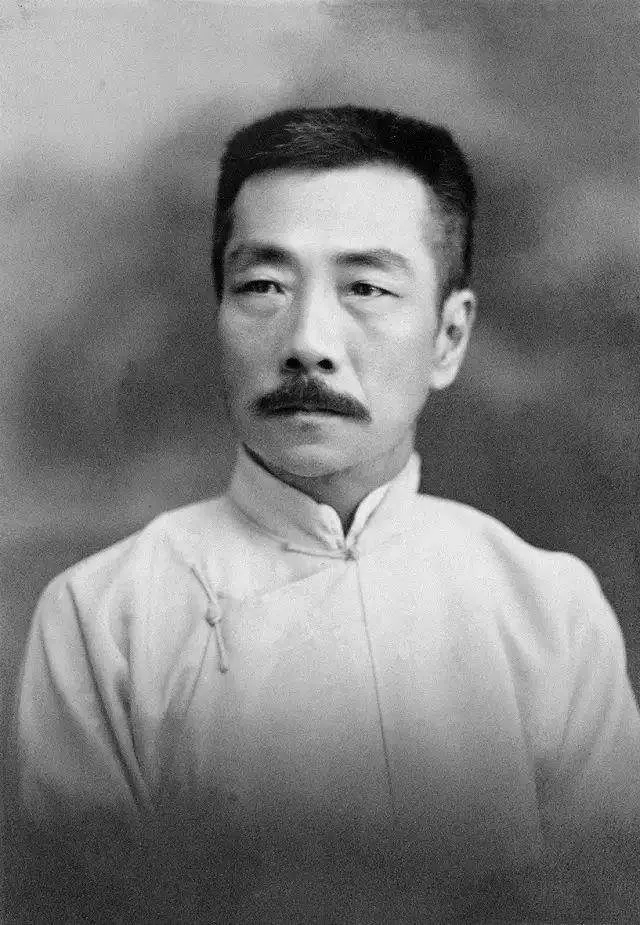 鲁迅在北京的时候，大冬天也不穿棉裤，就穿着一条很单薄的裤子，据他的朋友说，这是为