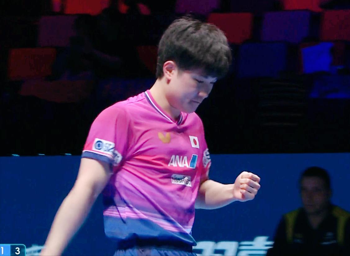 笑死我了！张本智和发球，被副裁判警告。他不服，嘴里嘟嘟囔囔的。主裁判直接罚了