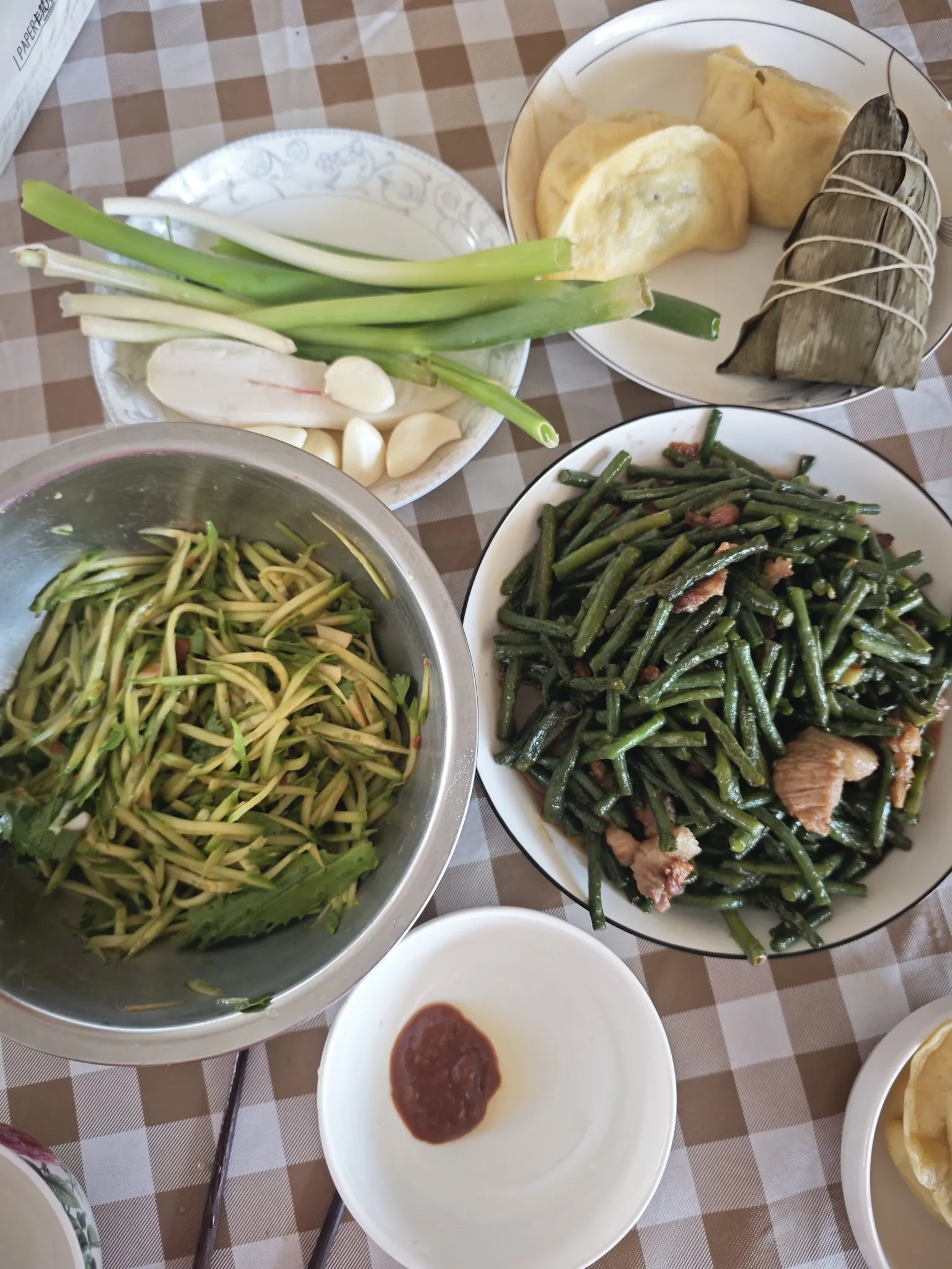 这是我和老公两个人的午餐。大家猜猜这是哪里的菜系？[开怀大笑]