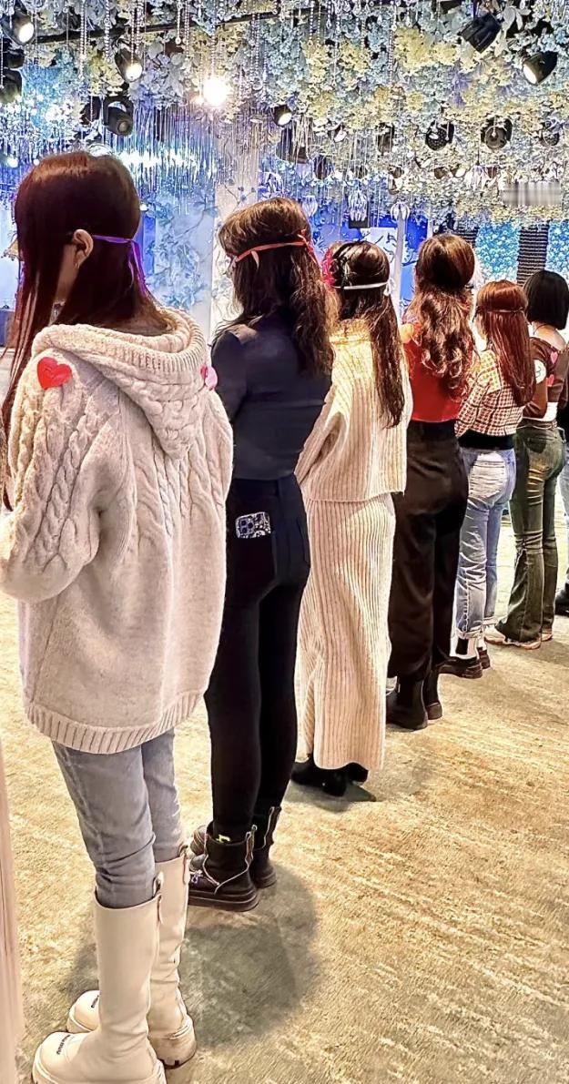 你发现了吗相亲对象要求都太高了😒😒我们小区有个女的35岁在家待业，他父母