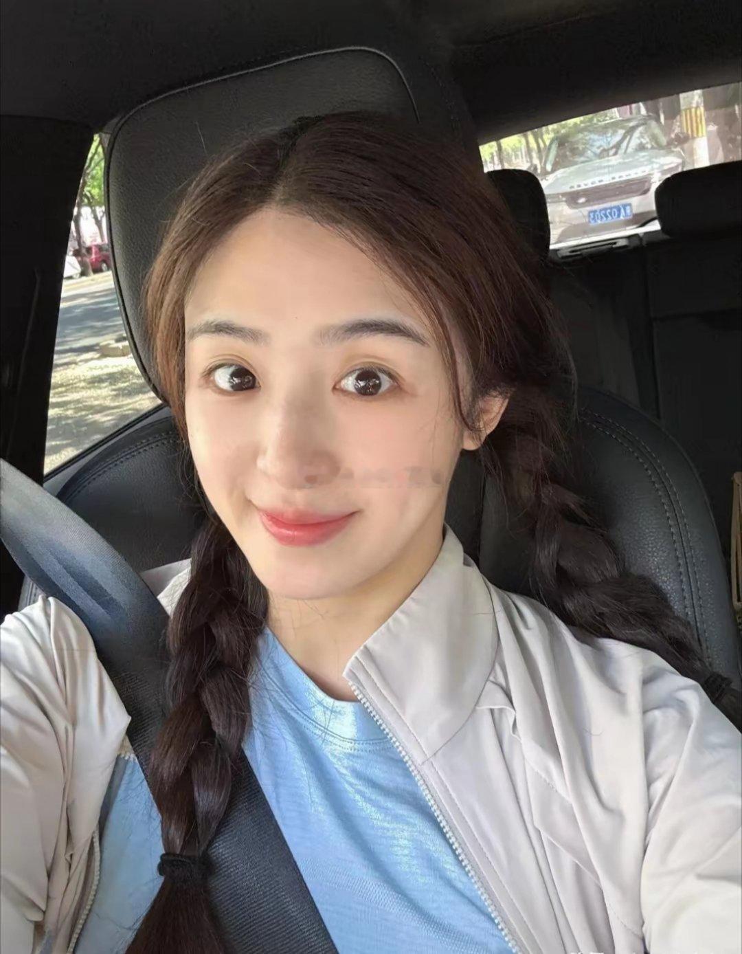 张含韵和好友野外采蘑菇，穿防晒衣扎双麻花辫素颜出镜都是那么美！！！最近感觉瘦了