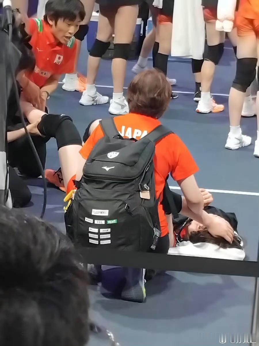 日本女排队员哭得梨花带雨的！昨晚上日本女排跟塞尔维亚女排这场5局大战，日本队折损