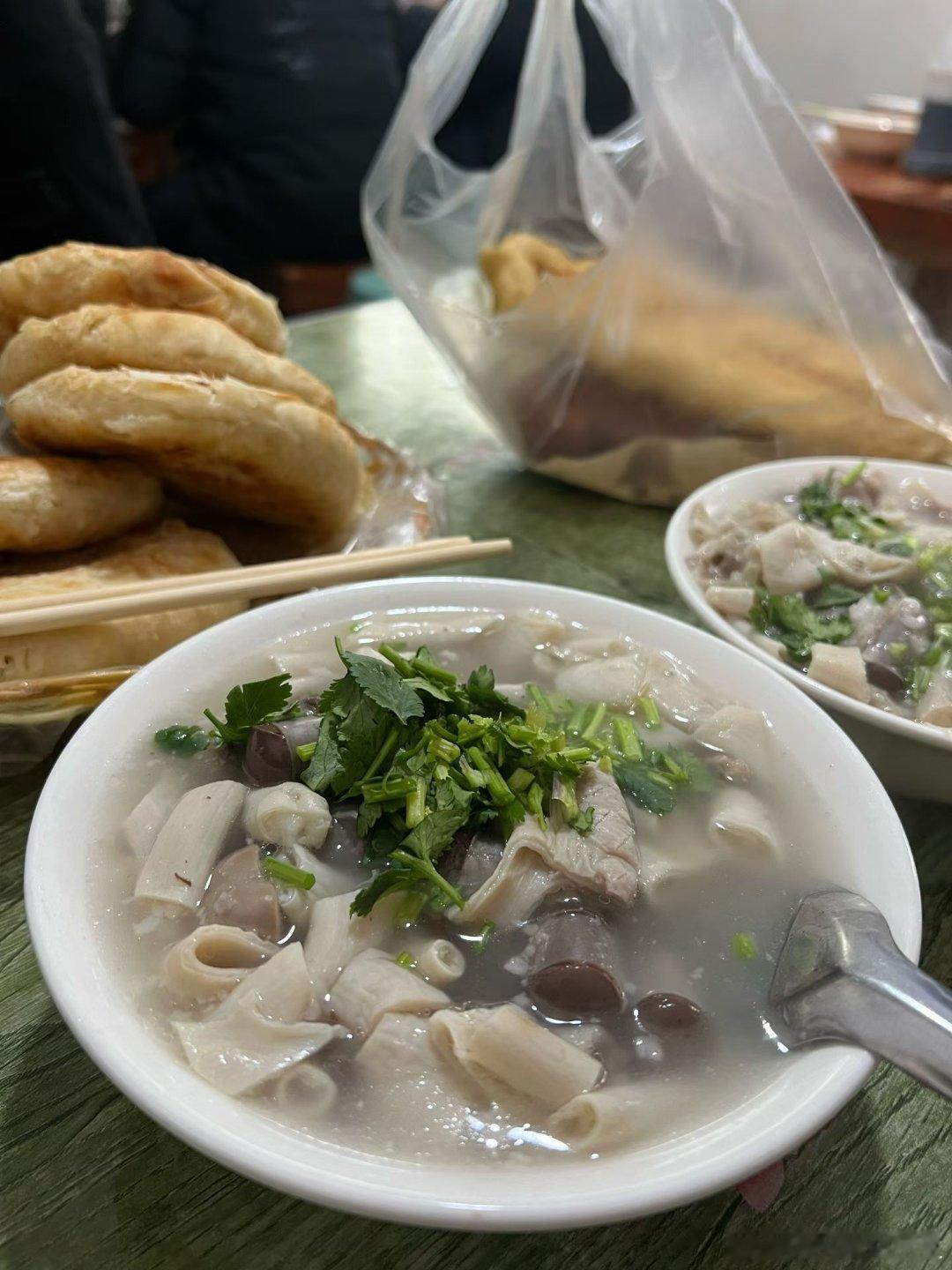 好久没喝羊汤了，还吃根油条，吃完暖和多了