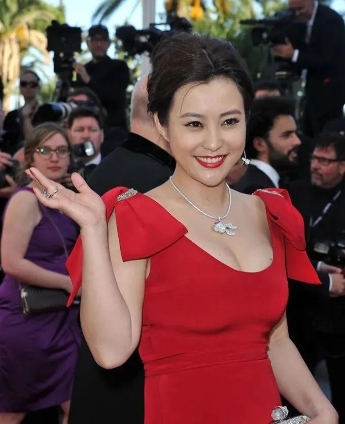 有一说一，没有任何一位女性能够驾驭光头造型，即使美人儿郝蕾依然对她无欲无求！